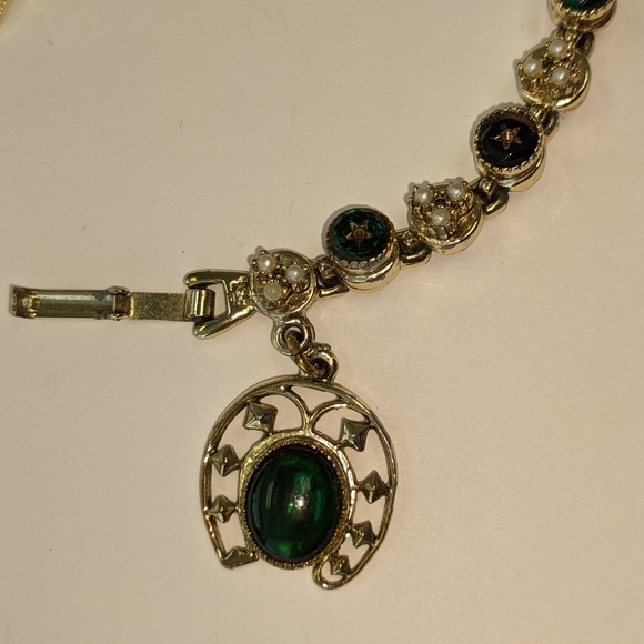 EVC SIGNED ART GOLD TONE W/GREEN RHINESTONES & FAUX PEARLS CHARM BRACELET - Picture 7 of 14
